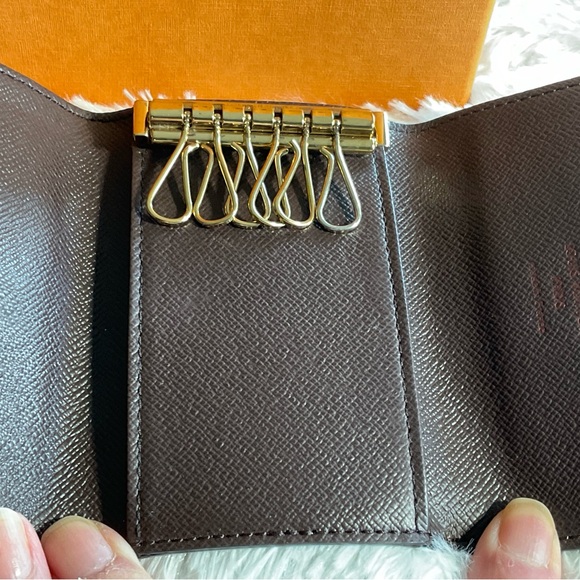 ***SOLD***Louis Vuitton Key Holder in Damier Ebene - Picture 5 of 10